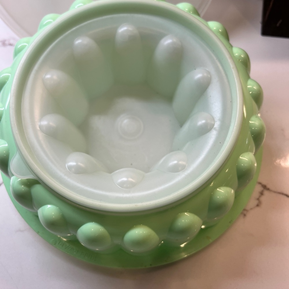 Vintage Tupperware 70’s jadeite mint green jello mold